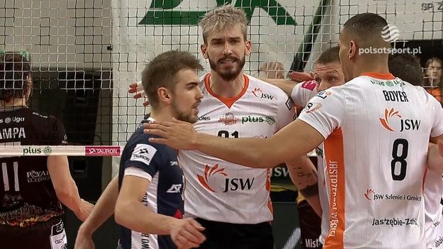 Fragmenty pierwszego meczu ćwierćfinału play-off PlusLigi Jastrzębski Węgiel – Trefl Gdańsk 3:0 (25:19, 25:17, 25:18). MVP: Tomasz Fornal (15/24 = 63% skuteczności w ataku + 2 asy +1 blok).

