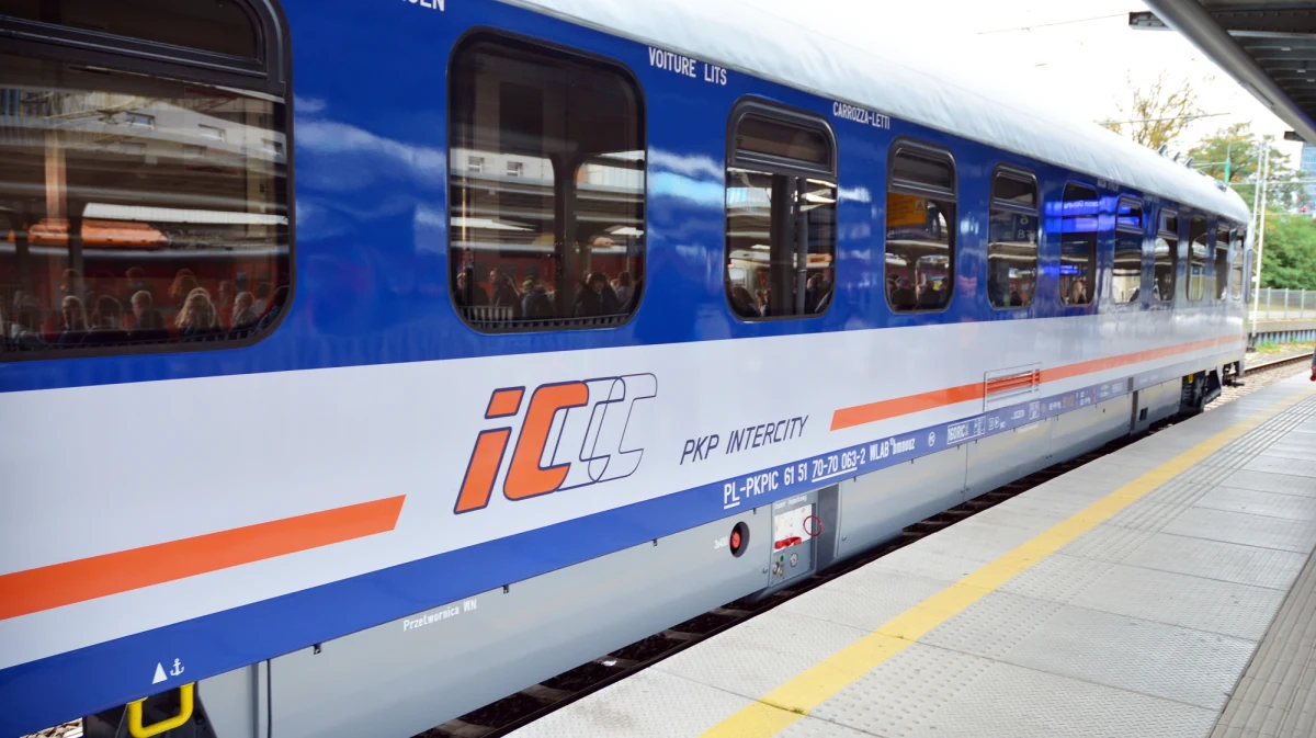 W jednym z wagonów pociągu relacji Warszawa – Terespol zerwał się sufit. Nagranie z tego incydentu pojawiło się w sieci. Sprawę skomentowało już PKP Intercity. 