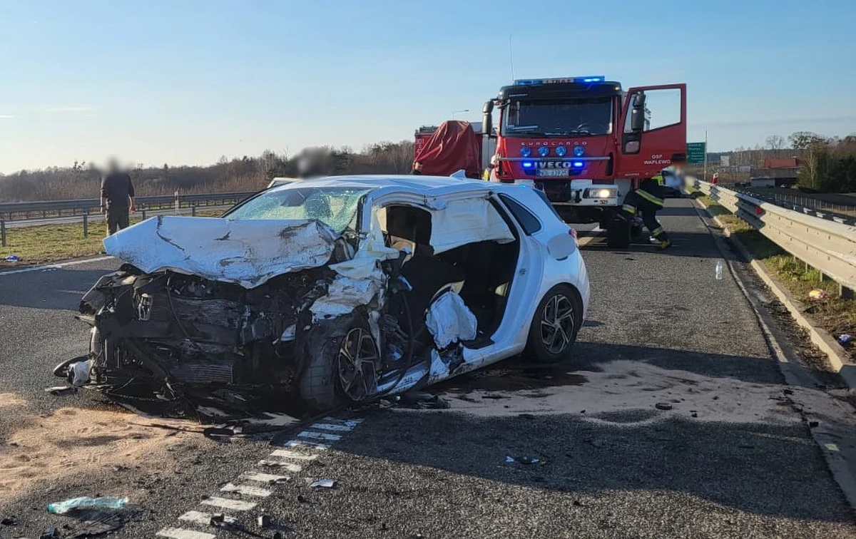 Poważny wypadek na trasie S7 koło Waplewa między Olsztynkiem i Mławą w województwie warmińsko-mazurskim. Zderzyły się trzy samochody osobowe. Są ofiary i ranni. Według wstępnych ustaleń policji jeden z kierowców jechał pod prąd. 