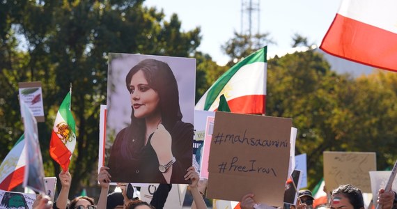 30 marca ministerstwo spraw wewnętrznych Iranu poinformowało, że nie nastąpi złagodzenie prawa nakazującego kobietom zakładanie hidżabu w miejscach publicznych. Irańskie władze instalują kamery na ulicach, by identyfikować kobiety, które nie stosują się do nakazu.