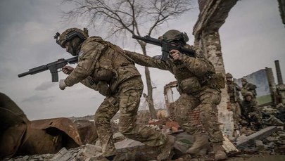 Ukraińcy odparli 35 ataków Rosjan. Siły Kijowa uderzyły z powietrza [ZAPIS RELACJI]