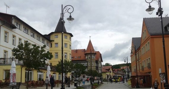 Są tacy, którzy wolą spędzić święta poza domem. Niektórzy wybierają w tym czasie na przykład Góry Izerskie. "Cieszymy się, że pomimo niesprzyjającej aury i podwyżek związanych z inflacją goście nas nie zawiedli". Tak mówi Rafał Wróblewski, dyrektor hotelu w Świeradowie-Zdroju na Dolnym Śląsku.