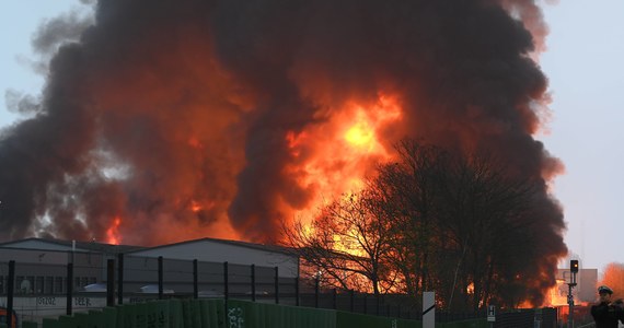 Groźny pożar wybuchł nad ranem w Wielkanoc w dzielnicy Rothenburgsort w Hamburgu. Jak podają miejscowe media, jest to jeden z największych od lat pożarów w tym mieście.