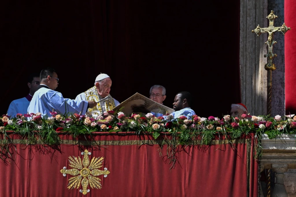 Papież podczas błogosławieństwa Urbi et Orbi