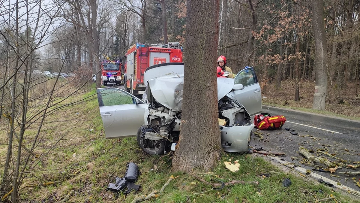 Wypadek w Pisarzowicach niedaleko Kamiennej Góry. Jak poinformowali strażacy - samochód osobowy uderzył tam w drzewo. 2 osoby zostały ranne.