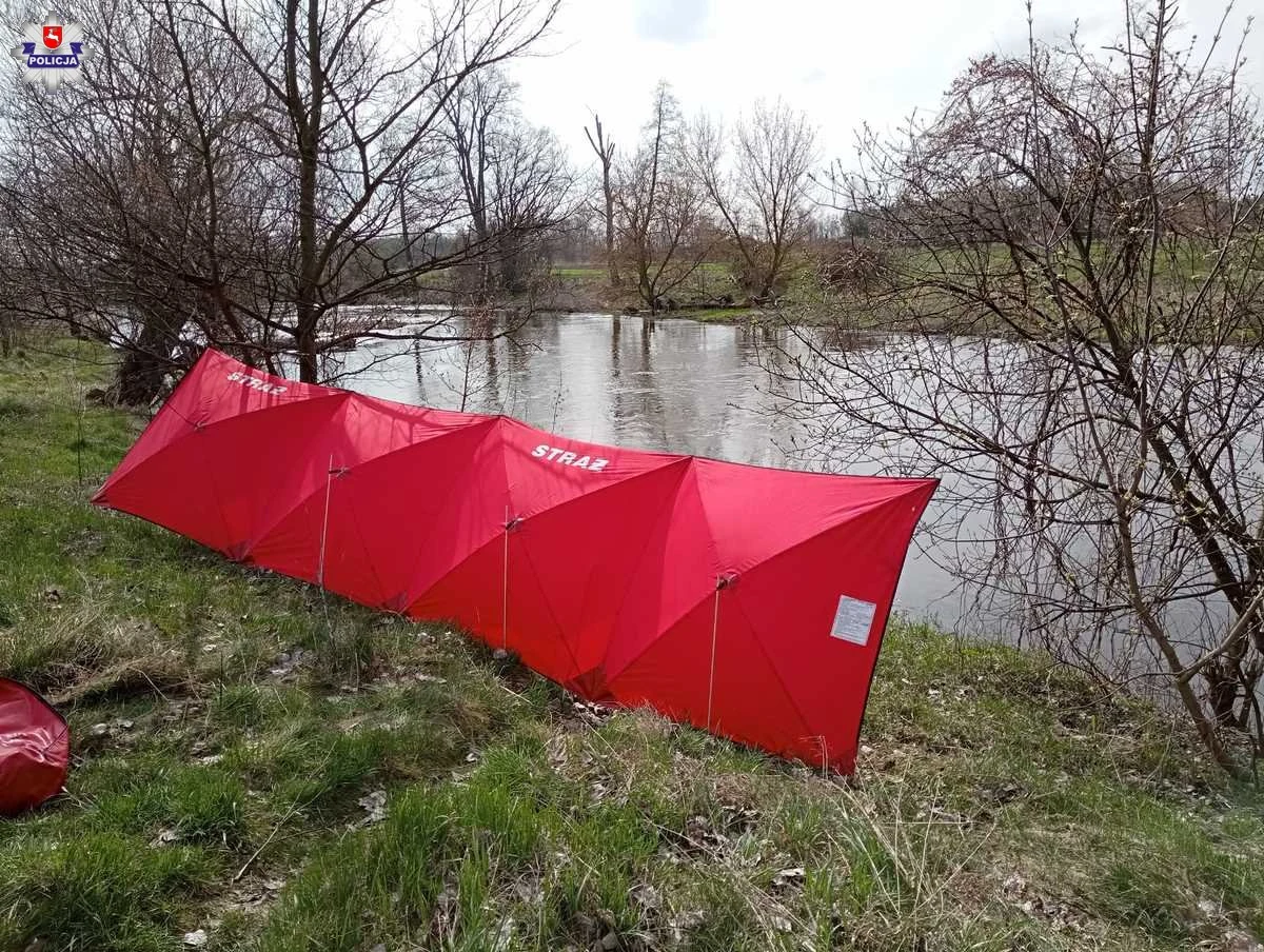 Ciało kobiety wyłowiono w niedzielę z rzeki Wieprz w rejonie miejscowości Szczekarków (Lubelskie). Jak informują strażacy, najprawdopodobniej jest to poszukiwana od grudnia zeszłego roku 36-letnia kobieta ratująca swoje dziecko, które wpadło wcześniej do wody. 10-latek zmarł w szpitalu.