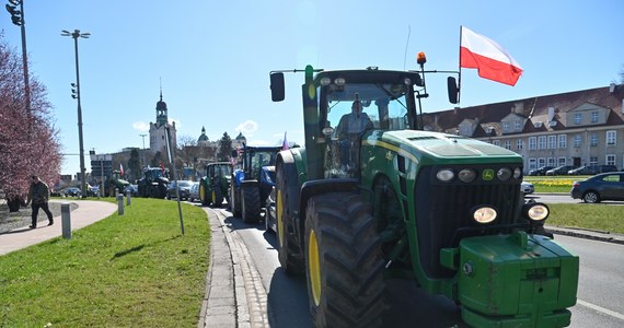 Mimo świąt, rolnicze traktory nadal stoją na Wałach Chrobrego w Szczecinie. Od 17 dni trwa tu protest rolników, którzy domagają się rozmów z rządem i pilnego rozwiązania chociażby kwestii napływu zboża z Ukrainy.