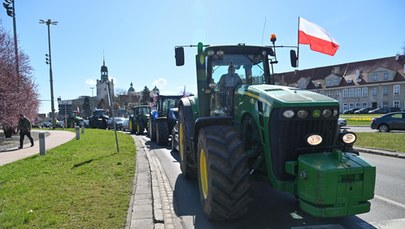 Rolnicze traktory nadal stoją na Wałach Chrobrego w Szczecinie