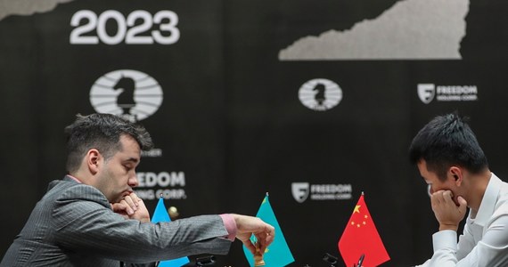 W Astanie rozpoczął się mecz o mistrzostwo świata w szachach. W pierwszej partii startujący pod flagą Międzynarodowej Federacji Szachowej (FIDE) Rosjanin Jan Nepomniaszczij zremisował z Chińczykiem Ding Lirenem. Zawodnicy zgodzili się na podział punktu po blisko pięciu godzinach gry i 49 ruchach.