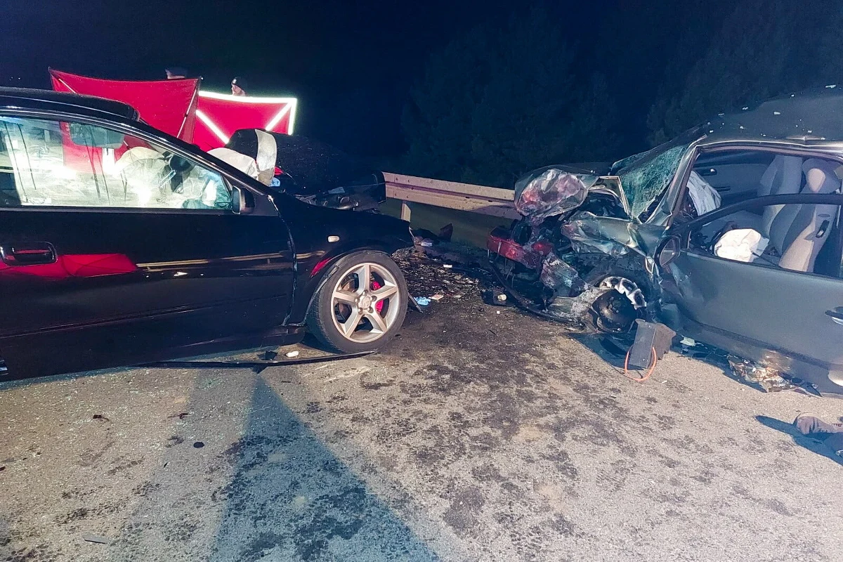 Jedna osoba zginęła w zderzeniu dwóch samochodów w niedzielę wieczorem koło Olsztynka (warmińsko-mazurskie). Trzy osoby trafiły do szpitala.
