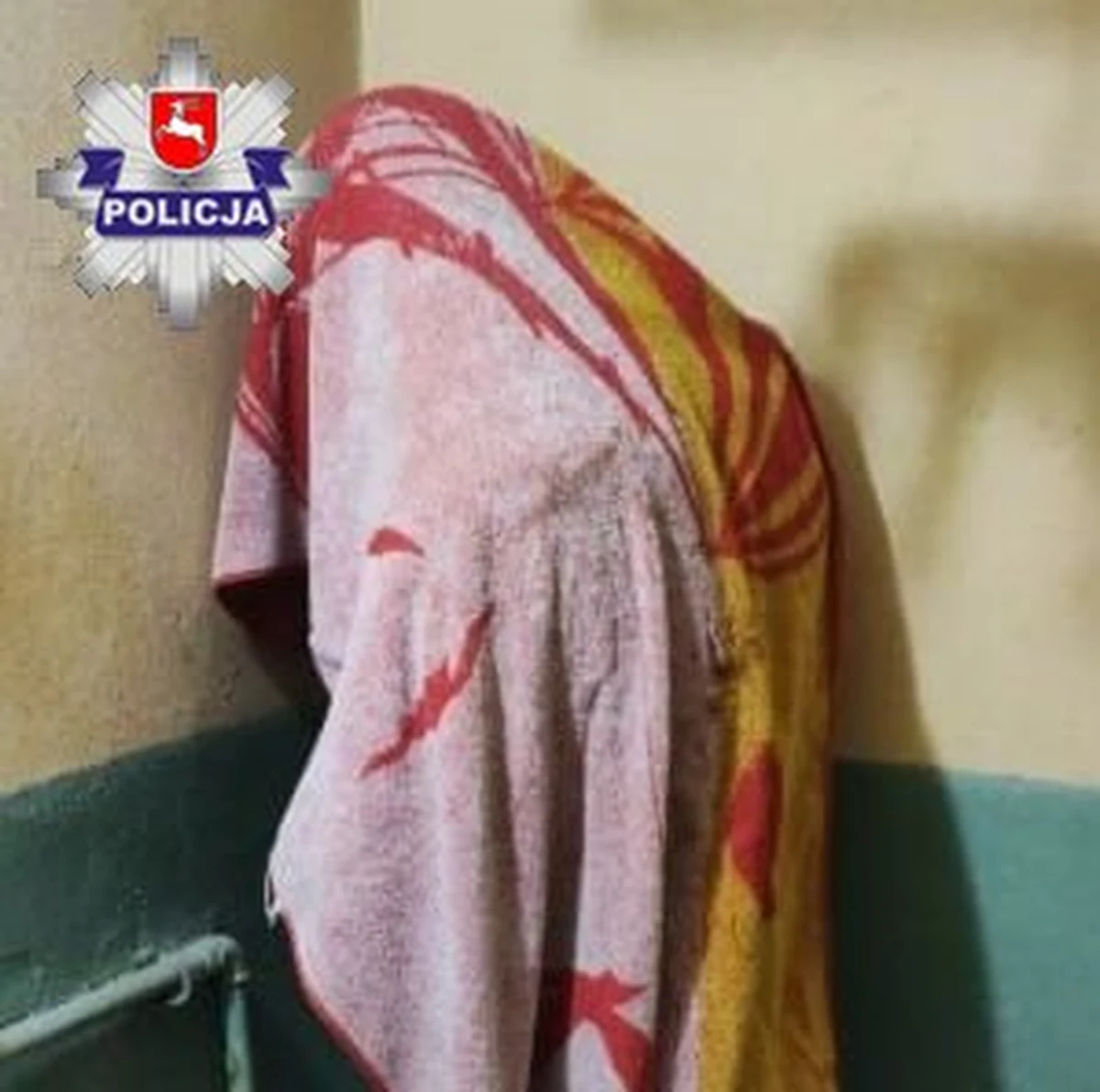 Ten trik na nic się nie zdał. Poszukiwany listem gończym mężczyzna wszedł do wanny i nakrył się ręcznikiem. Myślał, że policjanci go nie zauważą. 