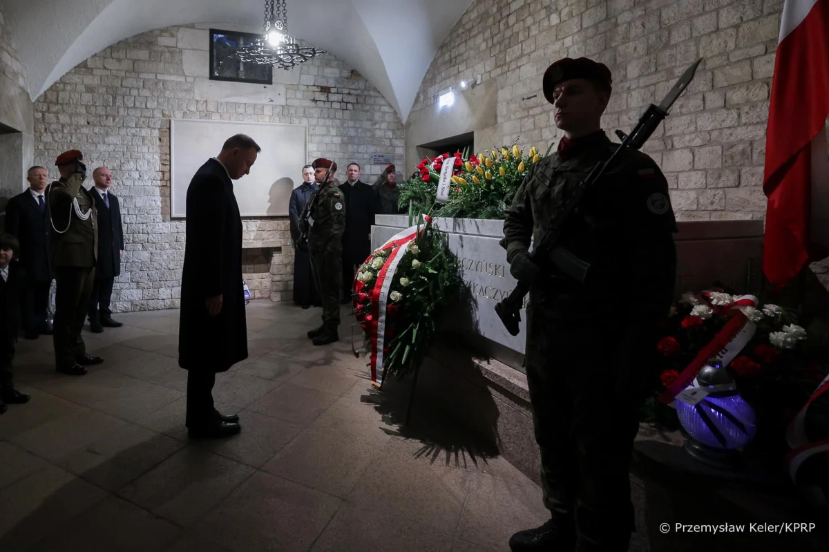 W 13. rocznice katastrofy smoleńskiej prezydent Andrzej Duda w Krakowie złożył kwiaty przed sarkofagiem Marii i Lecha Kaczyńskich w krypcie pod Wieżą Srebrnych Dzwonów na Wawelu. "Spotykamy się (...), żeby pomodlić się, oddać hołd, wspomnieć panią prezydentową, panią prezydenta i wszystkich, którzy zginęli pod Smoleńskiem, naszych przyjaciół" - mówił. 