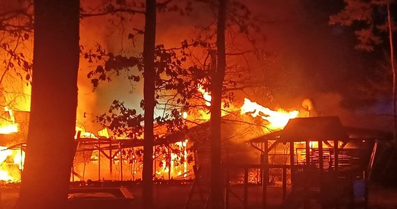 Jedenaście zastępów PSP uczestniczyło w gaszeniu pożaru lokalu gastronomicznego w Stegnie (woj. pomorskie). Nie ma informacji o osobach poszkodowanych.