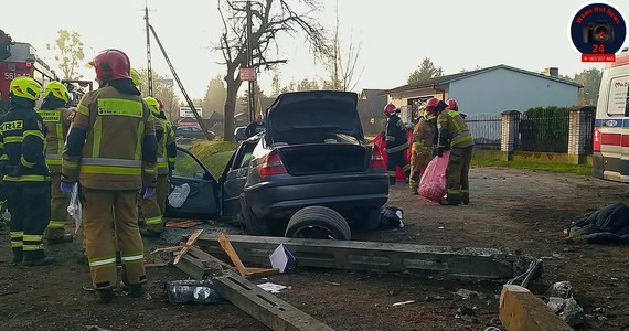 3 osoby zostały poważnie ranne w wypadku na drodze krajowej nr 79 za Górą Kalwarią (woj. mazowieckie) w kierunku Warszawy. Rozpędzone bmw uderzyło tam w przydrożny słup. Jak się okazało, kierowca był pijany. Uciekł z miejsca wypadku, ale został już zatrzymany. Jedna z osób poszkodowanych zmarła w szpitalu. 