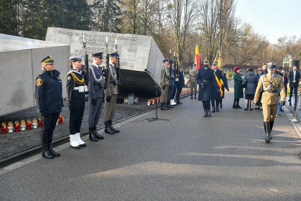 Na Cmentarzu Wojskowym na Powązkach w Warszawie odbyły się zorganizowane przez władze miasta uroczystości w 13. rocznicę katastrofy smoleńskiej. Rozpoczęło je odśpiewania hymnu państwowego. Następnie odczytano nazwiska wszystkich 96 ofiar i odmówiono modlitwę ekumeniczną.