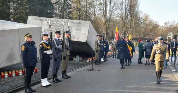 Na Cmentarzu Wojskowym na Powązkach w Warszawie odbyły się zorganizowane przez władze miasta uroczystości w 13. rocznicę katastrofy smoleńskiej. Rozpoczęło je odśpiewania hymnu państwowego. Następnie odczytano nazwiska wszystkich 96 ofiar i odmówiono modlitwę ekumeniczną.
