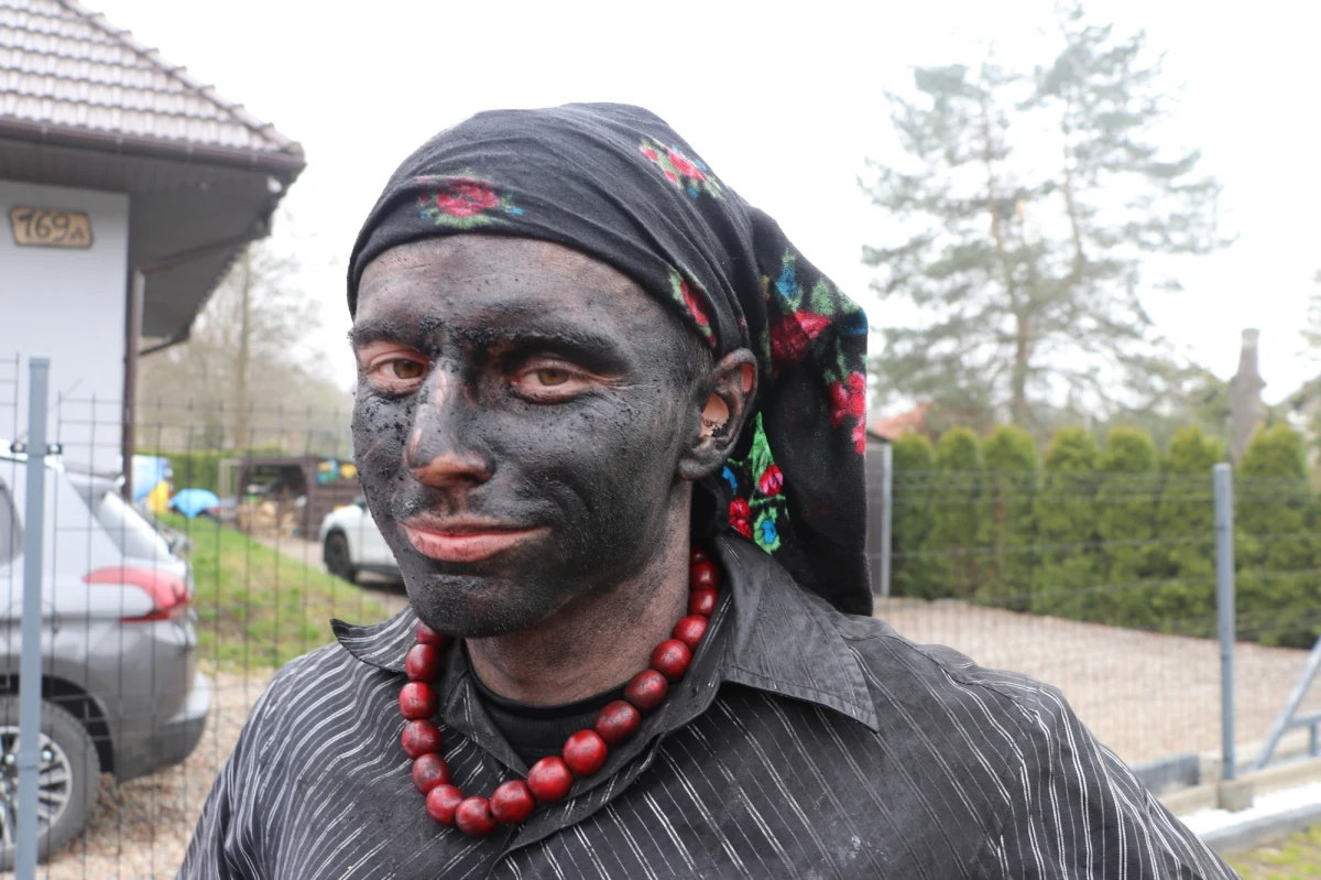 Z Lednicy Górnej koło Wieliczki w Małopolsce wywodzi się wielkanocny, ludowy zwyczaj związany z grasującą Siudą Babą. Współcześnie to mężczyzna przebrany za kobietę usmarowany sadzą.