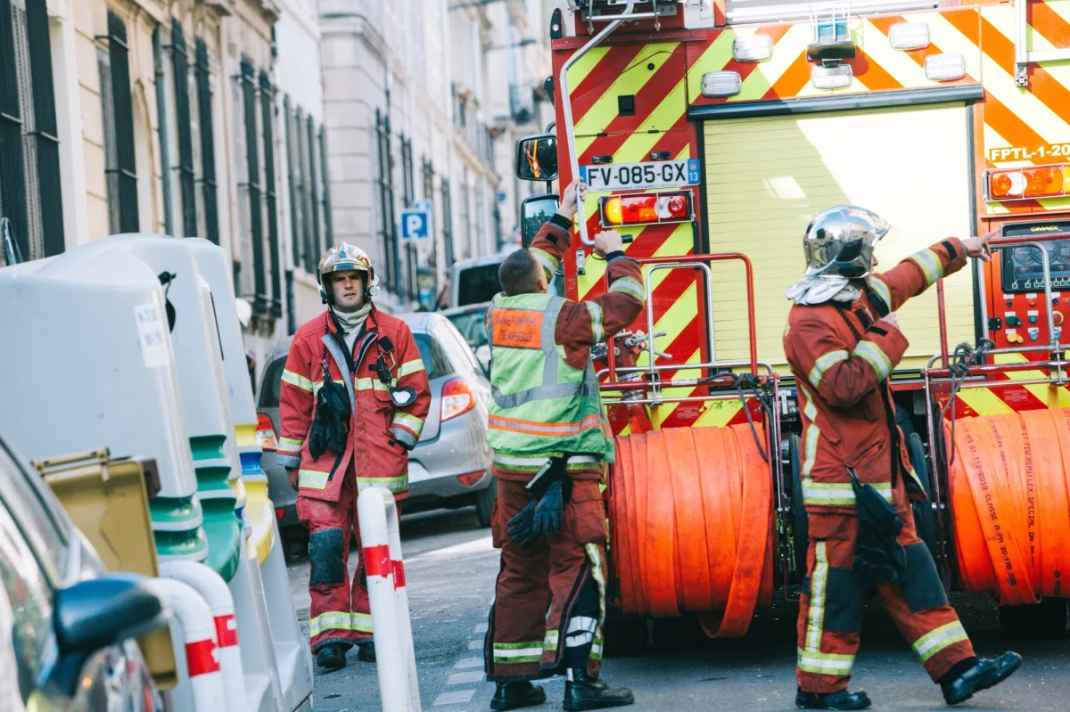 Sześć ciał zostało znalezionych w gruzach budynku w Marsylii na południu Francji - poinformowali strażacy. Po eksplozji zawaliły się dwie kamienice. Powodem wybuchu mógł być ulatniający się gaz. Wciąż poszukiwane są 2 kolejne osoby.