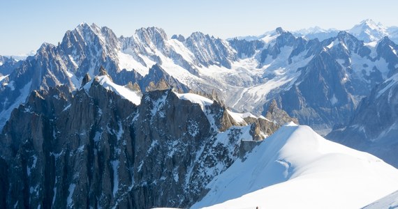 Francuskie ekipy ratownicy wydobyły spod śniegu ciała 6 narciarzy, zasypanych przez lawinę, która wczoraj zeszła w Alpach. Poszukiwania ofiar zostały zakończone. 