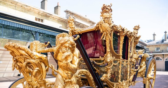 W dniu koronacji brytyjski król Karol III i jego żona Kamila będą korzystali z dwóch karet. Do Opactwa Westminsterskiego udadzą się najnowszy pojazdem, wyposażonym m.in. w klimatyzację. Wracając do Pałacu Buckingham będą z kolei podróżowali złotą karetą koronacyjną z 1762 roku.  