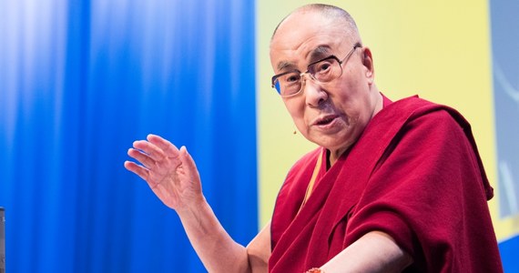 W sieci pojawiło się nagranie, na którym widać dziwne zachowanie Dalajlamy. Znany buddyjski przywódca religijny na filmie całuje chłopca w usta i prosi, by ten "possał mu język". Dalajlama przeprosił za tę sytuację. 