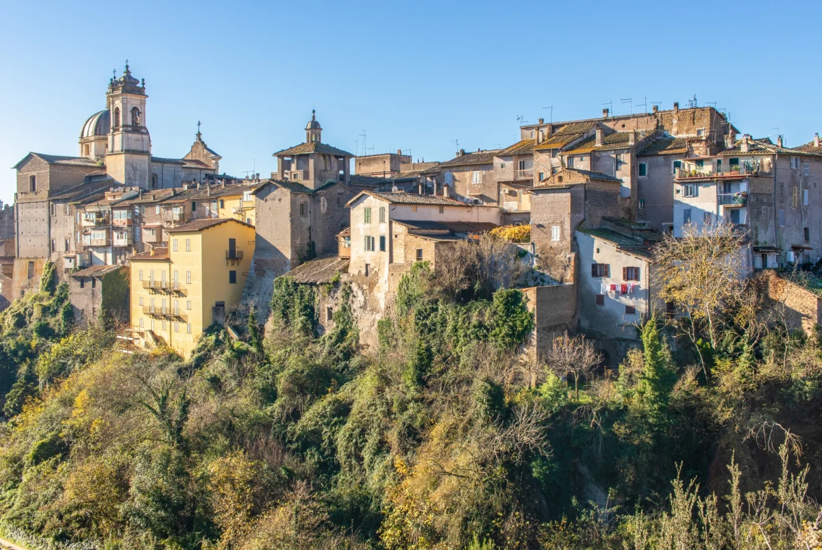 Włoskie miasteczko Ronciglione koło Viterbo w regionie Lacjum wygrało tegoroczny telewizyjny konkurs na najpiękniejsze miasteczko w całym kraju. Z malowniczej miejscowości, liczącej prawie tysiąc lat, pochodzi zwycięzca niedawnego festiwalu piosenki w San Remo Marco Mengoni, który weźmie też udział w festiwalu Eurowizji.