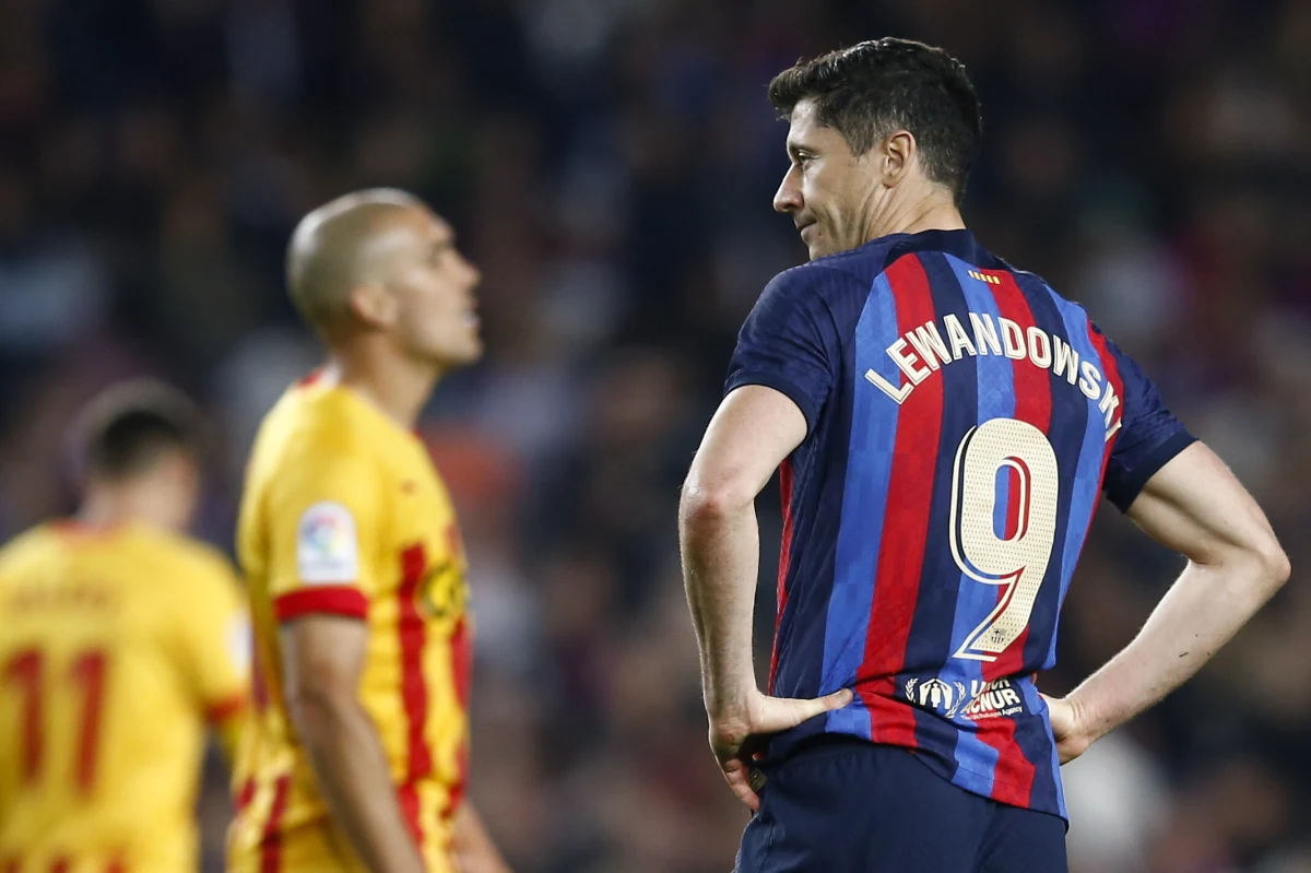 Prowadząca w hiszpańskiej ekstraklasie piłkarskiej Barcelona zremisowała na Camp Nou z Gironą w derbach Katalonii 0:0 w 28. kolejce. Lider powiększył przewagę nad drugim w tabeli Realem Madryt do 13 punktów. Całe spotkanie w barwach gospodarzy rozegrał Robert Lewandowski.