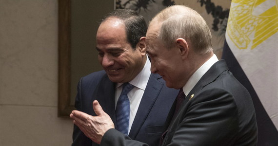 Egipski prezydent Abdel Fattah as-Sisi nakazał produkcję 40 tys. rakiet dla Rosji. Miały zostać dostarczone Moskwie w tajemnicy, żeby "nie prowokować problemów z Zachodem" -  pisze „The Washington Post” na podstawie dokumentów, datowanych na 17 lutego, jakie wyciekły z Pentagonu. Egipt jest najważniejszym sojusznikiem USA na Bliskim Wschodzie i jednym z największych odbiorców amerykańskiego wsparcia - podkreśla gazeta. 