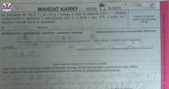 Poważne konsekwencje spotkały pochodzącego z Białorusi kierowcę ciężarówki, który szalał na DK2 w miejscowości Woskrzenice Duże. Zatrzymany do kontroli przez mundurowych 24-latek poinformował policjantów, że "nic nie musi, bo ma urodziny". Następnie próbował odjechać, a funkcjonariusze użyli wobec niego środków przymusu bezpośredniego.