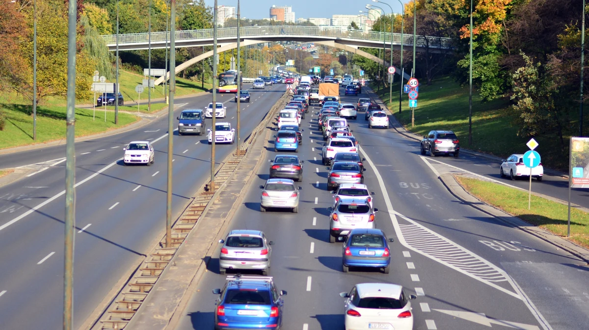 W środę rozpoczną się prace budowlane poprzedzające modernizację wiaduktów Trasy Łazienkowskiej nad ulicami Bajońską i Paryską. Kierowcy muszą się liczyć z utrudnieniami.