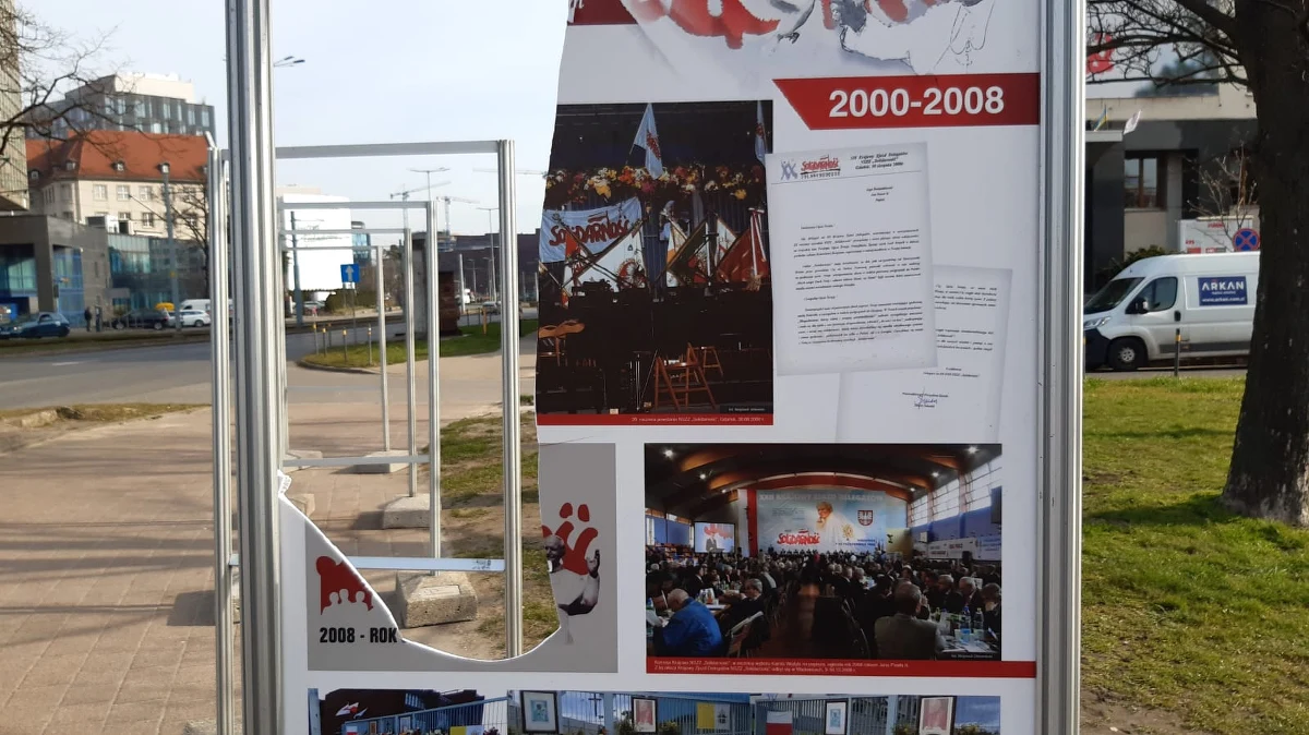 ​W Gdańsku ktoś zdemolował wystawę poświęconą relacjom Jana Pawła II z "Solidarnością". Ta plenerowa ekspozycja została otwarta w marcu przed siedzibą komisji krajowej związku. Tygodnik "Solidarność" opublikował w mediach społecznościowych nagranie z monitoringu - widać na nim moment uszkodzenia wystawy.