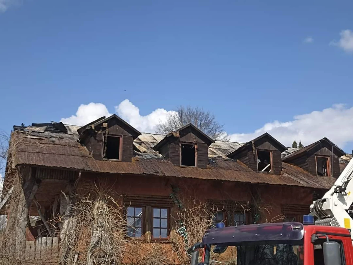 To nie były spokojne święta Wielkanocny dla strażaków z Warmii i Mazur. Do groźnego pożaru doszło m.in. w miejscowości Bartlewo nad jeziorem Bełdany, gdzie w poniedziałek zapalił się hotel Galindia. Właściciel straty oszacował na 2,5 miliona złotych. Strażakom udało się uratować połowę budynku.