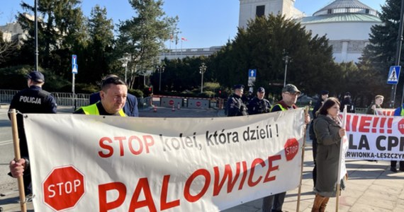 Kilkadziesiąt osób protestowało przed Sejmem przeciwko budowie Centralnego Portu Komunikacyjnego. Demonstrację zorganizowali  mieszkańcy trzech mazowieckich gmin: Teresin, Wiskitki i Baranów. To tam - według zapowiedzi rządu - za cztery lata ma być gotowe megalotnisko. 