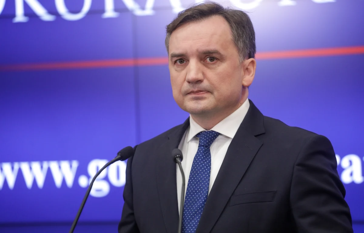 Jeśli Julia Przyłębska odsunie się od kierowania Trybunałem Konstytucyjnym, zbuntowani sędziowie wrócą do orzekania i nie będą blokować rozpatrzenia ustawy o Sądzie Najwyższym. Dziennikarze RMF FM nieoficjalnie ustalili, że takie ultimatum ze strony ziobrystów miało paść w ramach wewnątrzkoalicyjnych negocjacji. Oficjalnie Solidarna Polska zaprzecza.