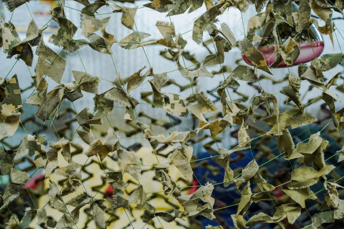 Bandany, siatki maskujące, skarpety i robione na drutach pasy ocieplające dla ukraińskich żołnierzy powstają w szczeciński oddziale Związku Ukraińców w Polsce. Wolontariuszki szyją je z resztek materiałów używanych do produkcji mundurów.