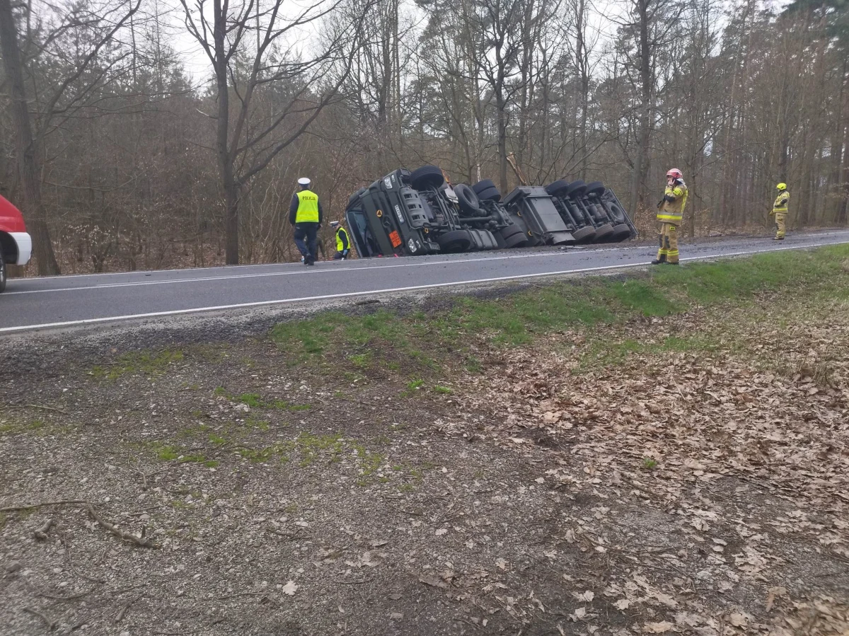Wojskowa cysterna wypadła z trasy i przewróciła się na drodze wojewódzkiej nr 307. Informację o zdarzeniu otrzymaliśmy na Gorącą Linię RMF FM.