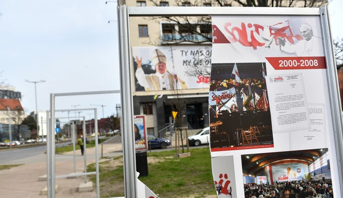 Gdańsk: Zdewastowano wystawę papieską. Jest nagranie z monitoringu
