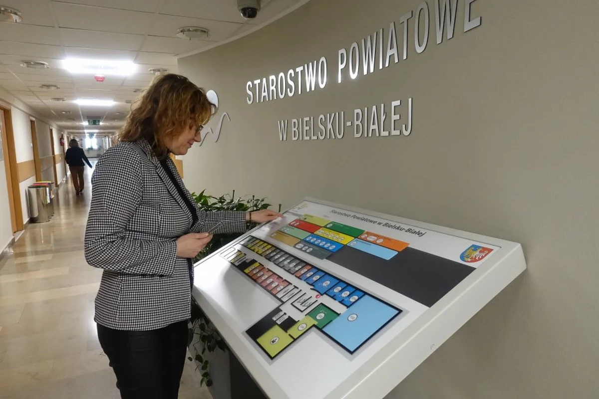 Kolorowe tyflomapy, czyli rozkłady pomieszczeń ze spisem wydziałów i numerami pokoi wraz z informacją dotykową w alfabecie Braille`a, umieszczone zostały w budynku starostwa w Bielsku-Białej, by łatwiej mogli się poruszać w nim niedowidzący – podało we wtorek starostwo.