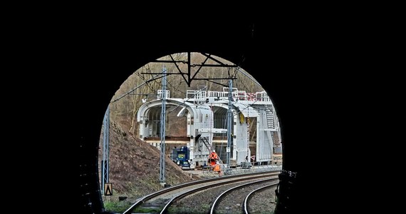 Do 24 kwietnia będzie obowiązywać zastępcza komunikacja autobusowa pomiędzy Janowicami Wielkimi a Jelenią Górą. Pociągi nie kursują na tym fragmencie trasy z powodu remontu tunelu kolejowego w okolicach Trzcińska