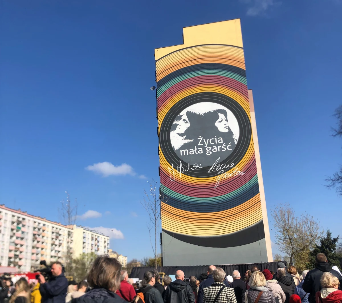 Blok przy ul. Reymonta 21 w Warszawie. Mieszkanie nr 334. To tu, w latach 70. mieszkała Anna Jantar i Jarosław Kukulski. To tu, swoje pierwsze kroki stawiała ich córka, Natalia Kukulska. Dziś, w obecności fanów oraz samej artystki odsłonięto mural upamiętniający małżeństwo artystów. 