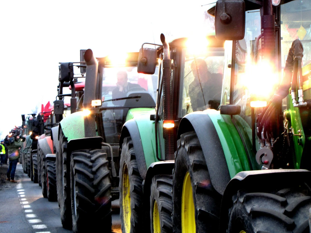 Minister rolnictwa Robert Telus zapowiedział, że zwróci się do swoich odpowiedników z Czech, Rumunii, Bułgarii i Słowacji, by wspólnie wystąpić do UE o zrewidowanie - od czerwca - sprawy ceł. AGROunia i kółka rolnicze odpowiadają, że to nadal są tylko zapowiedzi, a nie konkrety - w związku z tym od jutra blokować będą linię szerokotorową w Hrubieszowie, którą ukraińskie zboże jest wwożone do Polski.