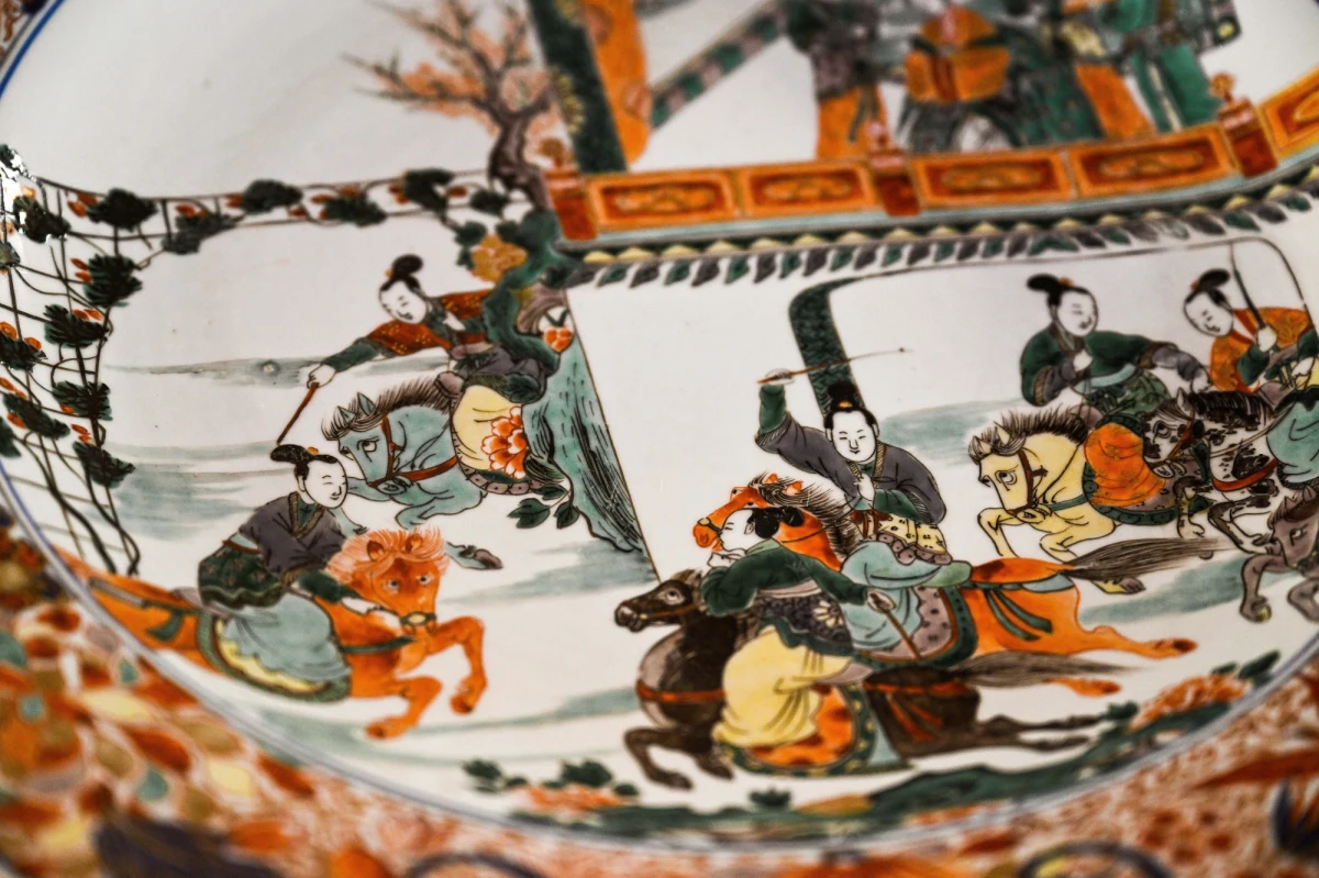 Wyjątkowa ekspozycja we wnętrzu Muzeum - Zamku w Łańcucie. Zaprezentowano elementy XVII-wiecznego chińskiego serwisu porcelanowego. 