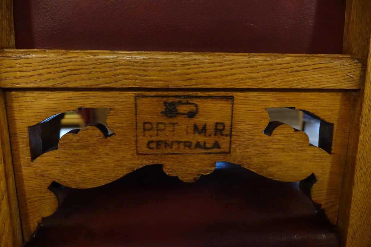 Do zbiorów Muzeum Miasta Łodzi wróciło - po zakończeniu prac konserwatorskich - siedem krzeseł z oryginalnego wyposażenia pałacu rodziny Poznańskich. Meble z monogramem "P" można oglądać na ekspozycji placówki mieszczącej się w dawnym pałacu fabrykanta.