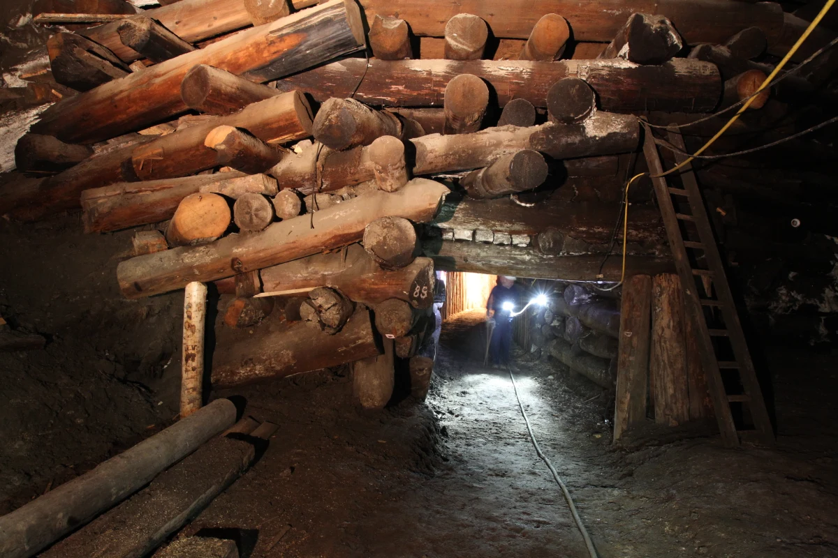 Trasa górnicza Kopalni Soli „Wieliczka” to wyjątkowa podróż w czasie i przestrzeni. Po 3 latach przerwy - od 12 kwietnia znów będzie dostępna dla zwiedzających. To zupełnie inny szlak niż Trasa Turystyczna. Ma formę aktywnego wykonywania zadań: zwiedzający ze „śleprów” stopniowo, pod okiem przewodnika (przodowego), stają się adeptami górniczego fachu.   