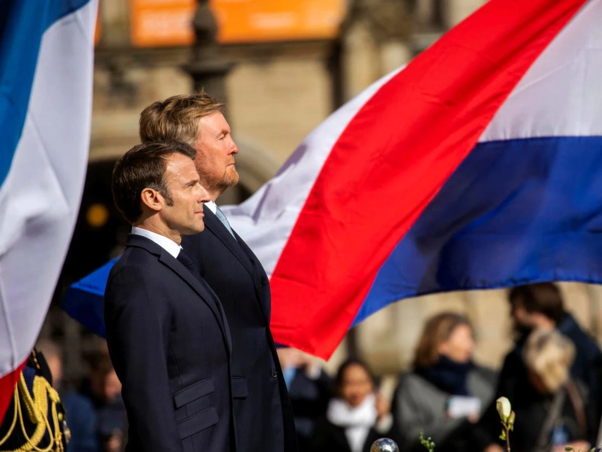 W czasie przemówienia francuskiego przywódcy w Hadze, protestujący zaczęli krzyczeć „Gdzie się podziała demokracja we Francji?”. Wywiesili transparent z napisem „Prezydent hipokryzji i przemocy” - czyniąc aluzje do brutalnych szarż szturmowych oddziałów policji w czasie fali demonstracji przeciwko reformie emerytur. Publiczność nagrodziła protestujących oklaskami.