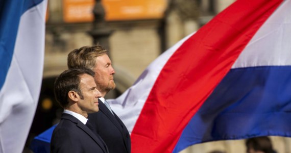 W czasie przemówienia francuskiego przywódcy w Hadze, protestujący zaczęli krzyczeć „Gdzie się podziała demokracja we Francji?”. Wywiesili transparent z napisem „Prezydent hipokryzji i przemocy” - czyniąc aluzje do brutalnych szarż szturmowych oddziałów policji w czasie fali demonstracji przeciwko reformie emerytur. Publiczność nagrodziła protestujących oklaskami.