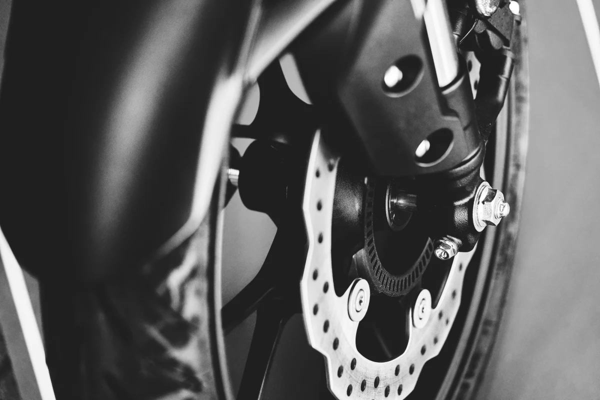 Prokuratura wszczęła śledztwo w sprawie zderzenia samochodu osobowego z motocyklem, do którego doszło w sobotę w centrum Gdyni. W wypadku zginął motocyklista. 