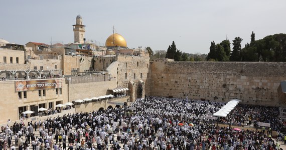 Izraelski rząd zdecydował, że tylko muzułmanie mają wstęp na Wzgórze Świątynne w Jerozolimie. Decyzja ma zapobiec prowokacjom i rozruchom, do których dochodziło w miejscu czczonym przez wyznawców islamu.