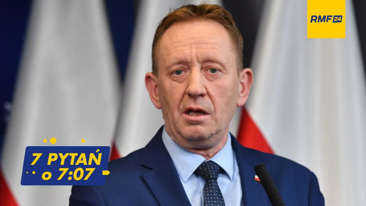 „Jesteśmy po pierwszej rozmowie. Najprawdopodobniej jeszcze w tym tygodniu podpiszemy dokumenty odnośnie tej sprawy” – mówił Robert Telus w rozmowie 7 pytań o 7:07 w internetowym Radiu RMF24, pytany, czy ustalił z ukraińskim ministrem rolnictwa Mykołą Solskim, kiedy zapadną ostateczne decyzje w sprawie tranzytu i kontroli zboża z Ukrainy. „Musimy udrożnić drogę kolejową i porty. I to jest duży problem. Termin jest jeden – początek lipca, bo wtedy zaczyna się sezon nowego zboża” – mówił polski minister rolnictwa. „Nazwałem się saperem, który nie rozbrajał bomby, więc mam więcej odwagi” – żartował nowy szef resortu.