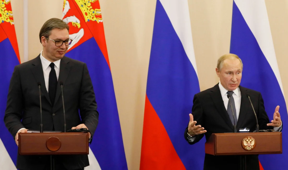 Z amerykańskich dokumentów wywiadowczych, które niedawno wyciekły do sieci, dowiadujemy się kolejnych ciekawych rzeczy. Agencja Reutera ujawniła, że Serbia - kraj uznawany za sojusznika Rosji i jedno z nielicznych europejskich państw, które odmówiło nałożenia sankcji na Moskwę - zgodziła się na przekazanie broni Ukrainie lub już ją dostarczyła.